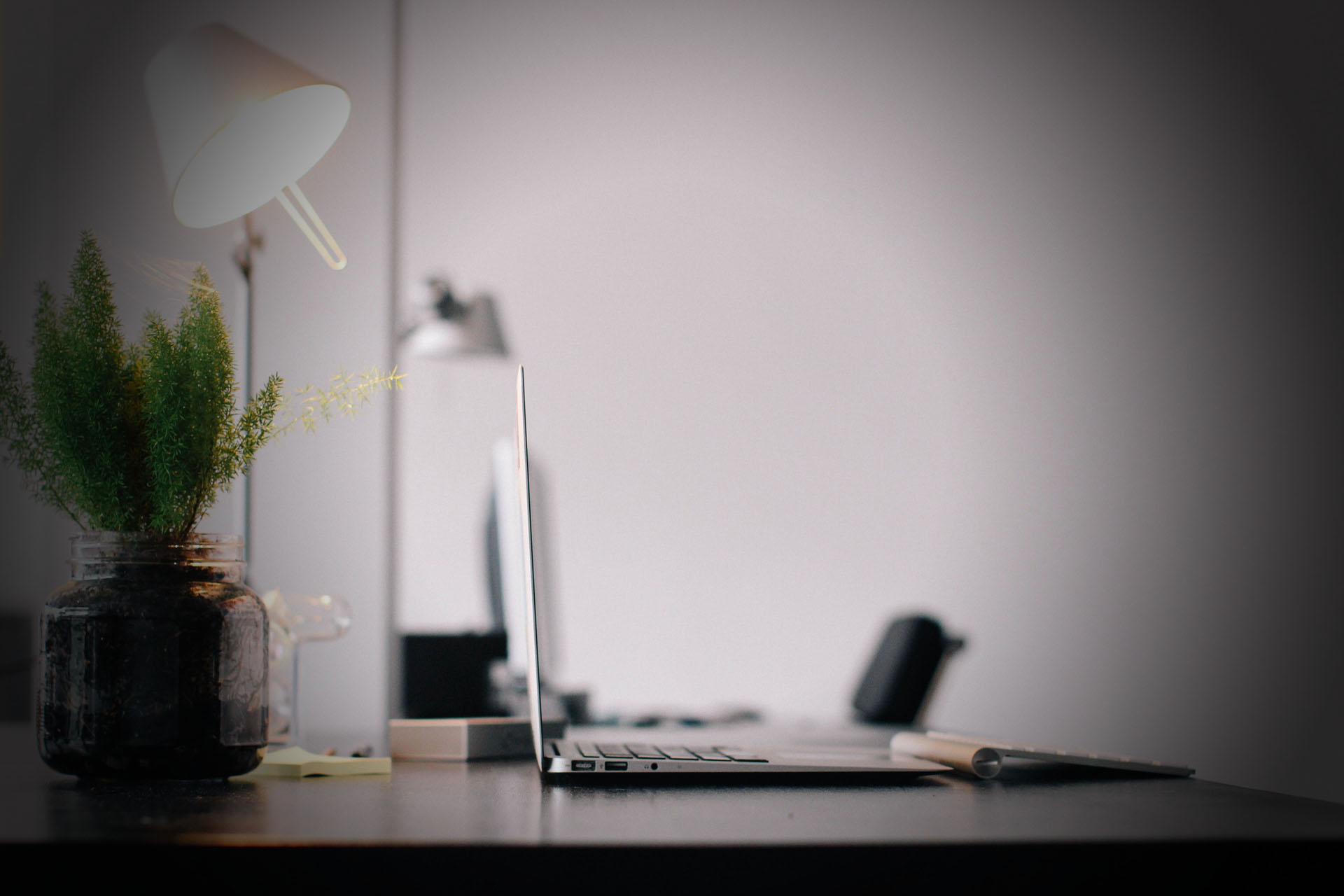 Pracovní stůl s notebookem a kancelářskými doplňky